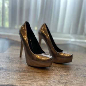 Stylish Aldo heels in metallic beige in size 6.5